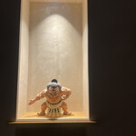 銀座 しのはら - 入口でひときわ目を引くアート