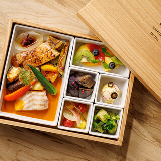 旬の地元食材を使用したザ・ラウンジならではの一皿