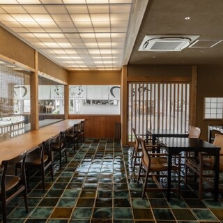 和の趣のある落ち着いた雰囲気の店内