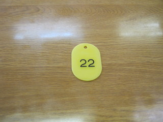 腸詰屋 - 番号札です。