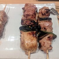 伊勢廣 京橋本店 - 右側から、もも肉、葱巻き、団子、砂肝