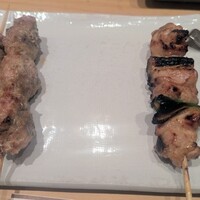 伊勢廣 京橋本店 - 右側からもも肉、団子、砂肝