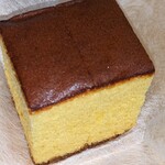 福砂屋 - 料理写真:キューブの登場
55gで324円(約6円/g)

一本物は約4円/g
細身な0.6号サイズだと約4.2円/g

ちなみに
五三焼って高級版は460gで3,564円(約7.7円/g)