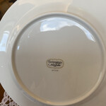 ミュゼ・ドゥ・アッシュ - お皿は、“ノリタケ”製
      
      愛知県津島市にノリタケさんの陶器の販売店が
      以前ありました
      
      私もそこで、何点か購入してます
      （カップとソーサーと大皿）