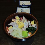 やっちろ - 締めは何と海鮮丼　　　比べてはいけないけどマグロレストランと比べてはいけないけど　笑