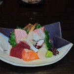 やっちろ - マグロ赤身、トロ、タコ、ホタテ貝柱、多分サクラマスの酢締め、赤海老？サーモン、カンパチ？