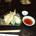 やっちろ - 天ぷら盛り合わせ、茄子、海老　イカ、シシャモ、もう一つ魚の切り身の天ぷら