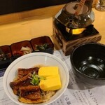 우나기노 에이토 소고 히로시마점 - 진무시돈 하프 정식(세금 포함 1,890엔)
                      ① 진무시돈 하프, 국물 포함
                      ② 흑설탕 푸딩, 와라비 모찌 얹음