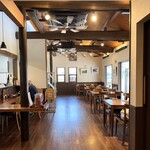 あげ丼CYAYA よし - 店内の様子（お店の奥側から）