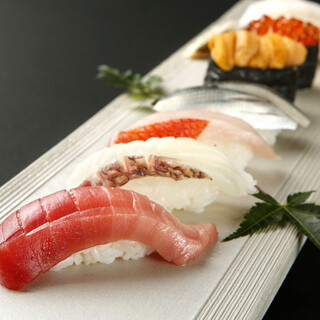 旬や産地のこだわった本格江戸前鮨をご賞味ください。
