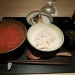 神保町 傳 - （2014/10）
      「好きなだけかけろ」的ないくらご飯。