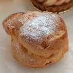 プティパ - 注文後にクリームを詰めるシュークリーム(120円)。カスタードたっぷりで、生地の香ばしさとのバランスが非常に良いです。やっぱ好きコレ〜♡