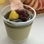 プティパ - 抹茶のババロア(150円)。滑らかプルルンで、苦味と甘味を優しく両立。オトナ過ぎすコドモ過ぎない味わいにシェフのセンスを感じさせますね