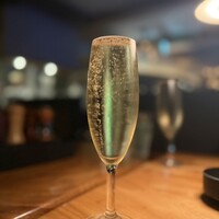 カルネジーオ イースト - 並々つがれるスパークリングワイン