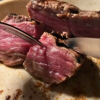 カルネジーオ イースト - 味も美味しい。ガリバタソースでいただく
