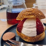 うんてん洋菓子店 - 期間限定いちごのシュークリーム