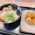 うどん おかだ - 肉ひやし小（580円）＋かきあげ_2025年7月