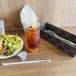 フェリチタ - アイスレモンティー、サラダ