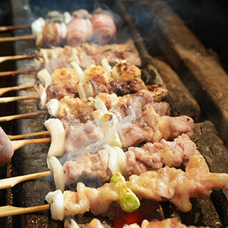 受け継がれ続ける確かな技術で、一本ずつ丁寧に焼き上げる串焼き