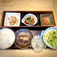 肉寿司 肉和食 KINTAN コレド室町 - 上左: 豚肉生姜焼き&野菜グリル、上真ん中: 牛肉の醤油煮、上右: ユッケ。下左から、白飯、サガリ、りんごゼリー、サラダ。細々してるよねー。運ばれて来てから驚いた