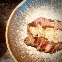 肉寿司 肉和食 KINTAN コレド室町 - サガリにはごま油と塩でマリネしたネギがたっぷり掛かっている。これが相当塩っぱい。