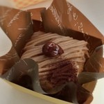 プティパ - モンブラン(250円)。マロンペーストのみずみずしさと粗めスポンジ生地の食感がしっかり計算された品。このペーストめちゃ美味しい〜♡