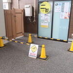 ラーメン二郎 - 店外のウェイティングスペース