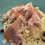 Pasta クオーレ - 削りたて生ハムとマッシュルームペーストのクリームソース