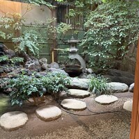 満寿家 - 窓から見える庭園