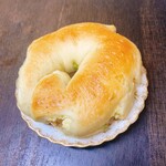 パン工房 ブランジェリーケン - 枝豆つなわさびクリームチーズベーグル(400円)