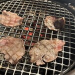近江焼肉ホルモンすだく 鳥取駅前 - タン焼いてます