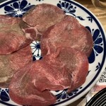 近江焼肉ホルモンすだく 鳥取駅前 - 霜降り牛タン塩