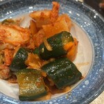 近江焼肉ホルモンすだく - 箸休めにキムチ