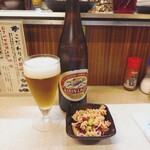 やきとり 志げる - 瓶ビール(大 700円)、お通し(300円)