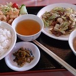 新東海 - 日替わり定食。野菜と肉の炒め物が酢豚に変わるとA定食（+100円）