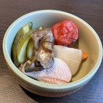 蕎麦前 ひな - セルフの自家製糠漬けと梅干し。
                                この後おかわり。