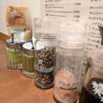 マロリーポークステーキ 大手町店 - 卓上の調味料