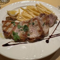トラットリア ラ グロッタ - ハーブ三元豚ロース肉のグリルステーキ