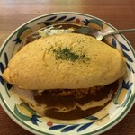 珈琲西武 - 卵たっぷりです(食べた感じ3個くらい入ってそうです)真ん中の方はチーズも入ってます。この下のケチャップライスが本当に素朴で最高のマッチです