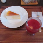 木もれ陽 - トマトジュース（税込５００円）とチーズケーキ（税込３５０円）
