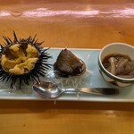 魚がし - お通し　殻付きウニ　ミニ鮑　沖漬け