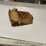 天ぷら あらたみかわ - さつまいも:じっくりと火を通して、ホクホクというよりもネットリとした仕上がり。表面はパリッとしているので、食感の違いも楽しめる