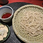天ぷら あらたみかわ - 〆の蕎麦と薬味:お弟子さんの力作。蕎麦はエッジも効いていて喉越しも良い。つけ汁はどちらかというと、塩っぱさが勝っている印象。