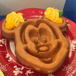 グレートアメリカン・ワッフルカンパニー - ミッキーワッフル、マンゴーホイップとメイプルソース