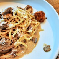 MIDO RESTAURANT PIC NIKA - パスタはもっちり弾力があり生パスタ？ポルチーニ茸のふくよかな香りと旨味が溶け込むまったりクリームソース♪淡路どりの一口カツレツも熱々でサクッと香ばしい！