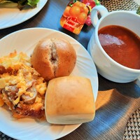 MIDO RESTAURANT PIC NIKA - ミネストローネはトマトのコクが濃厚！スパニッシュオムレツはトロトロまろやかなスクランブルエッグ風のオムレツにウインナーやポテト、カリカリチーズ入りでパンにも合う美味しさ
