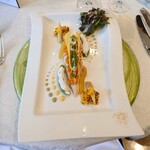 シャトー　ラ・パルム・ドール - 周りにはスナップエンドウ、カレー玉ねぎや
焼きトウモロコシ、ヤングコーンを添え
ソースはカレーマヨネーズや
パセリマヨネーズが添えてある

まずは、お皿や見た目は
前後対称で綺麗な盛り付けだった