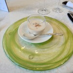 シャトー　ラ・パルム・ドール - ▷スープ
◯ヴィシソワーズスープ
じゃがいものスープ
上には大豆で作られたベーコン風味のチップ載せ
との説明
−

じゃがいもの冷製スープとなる