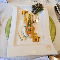 シャトー　ラ・パルム・ドール - 周りにはスナップエンドウ、カレー玉ねぎや
                    焼きトウモロコシ、ヤングコーンを添え
                    ソースはカレーマヨネーズや
                    パセリマヨネーズが添えてある
                    
                    まずは、お皿や見た目は
                    前後対称で綺麗な盛り付けだった