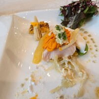 シャトー　ラ・パルム・ドール - 円やかさよりも酸味の爽やかさをシッカリと出している
                    カレー味とパセリ味のマヨネーズソース
                    
                    カレーとブイヨンで軽く茹でてある
                    千切りキャベツのシャキッと感も心地良い
                    
                    いろいろな味わい♪